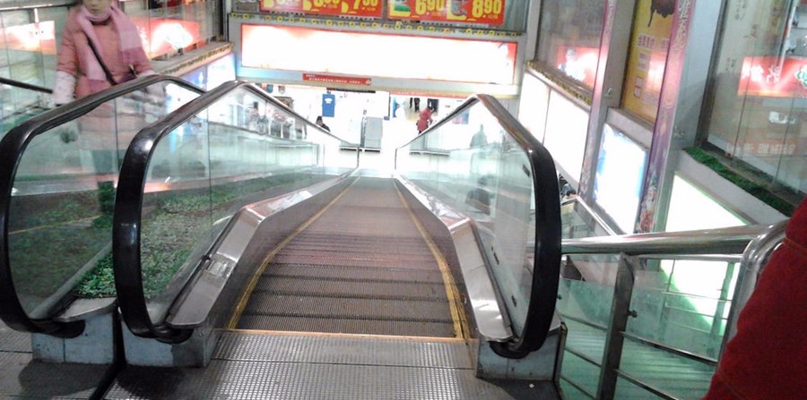 自動人行電梯